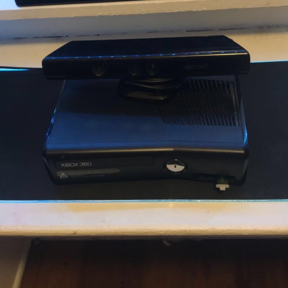 Xbox 360 came with controller a Kinect and 21 games included